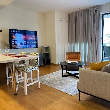 Lux Hub Spot-νear European Uni Engomi 公寓