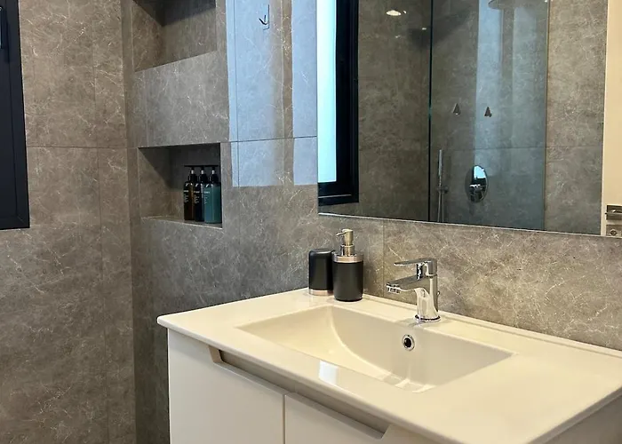 Lux Hub Spot-νear European Uni Engomi